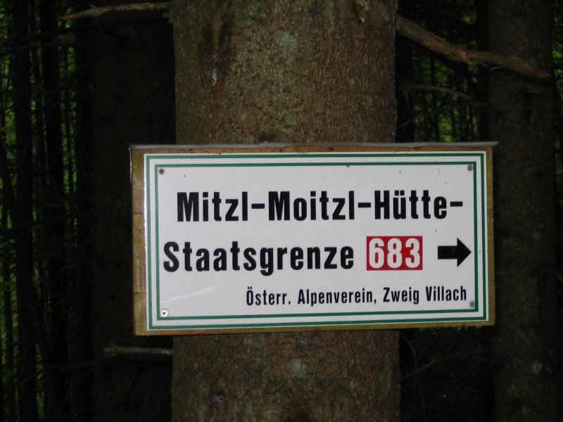 Wegweiser zur Mitzl Moitz Hütte am Mallestiger Mittagskogel