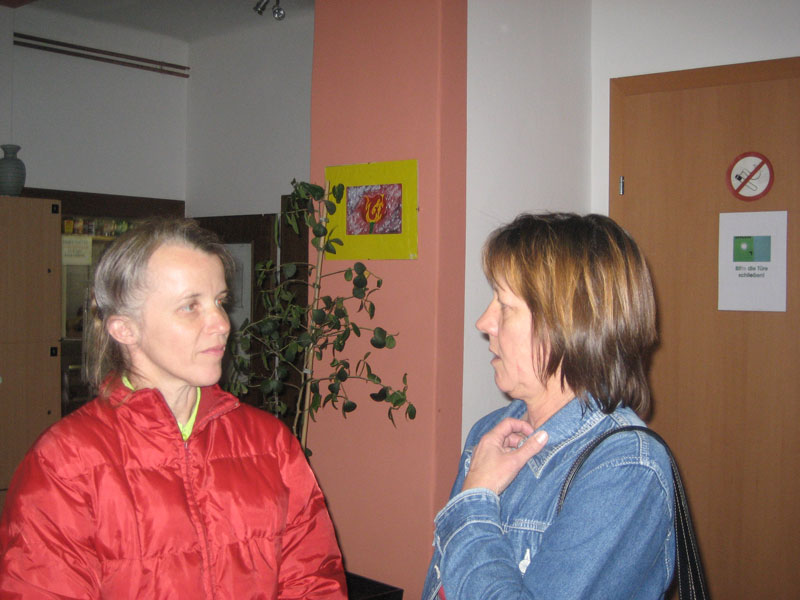 Christine Hochsteiner und Karin Peuker in intensivem Gespräch