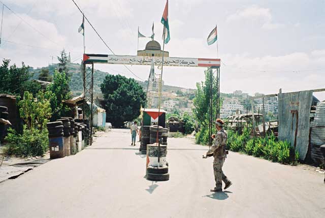 Flüchtlingslager, Eingang