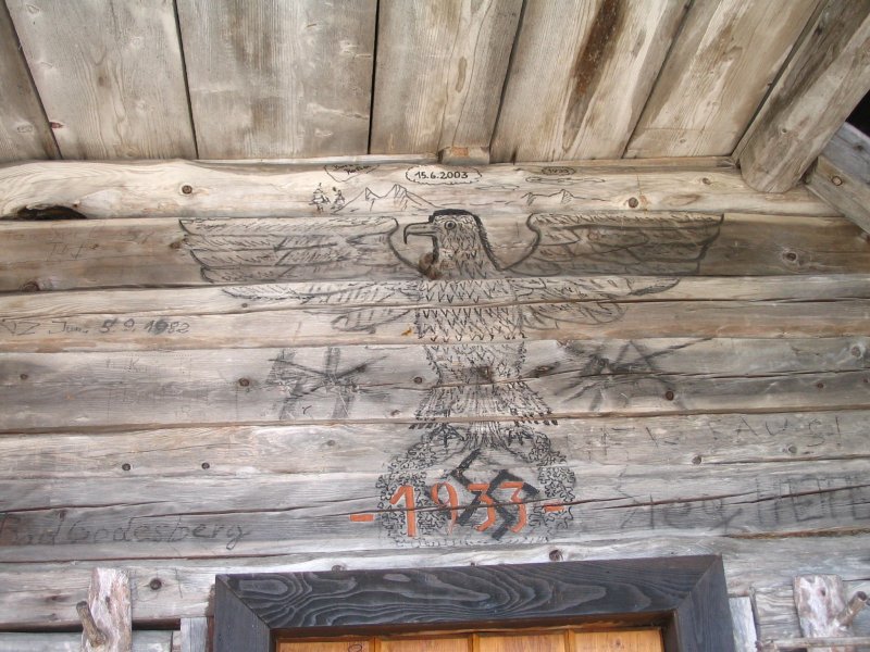 Hakenkreuz über dem Eingang der Mitzl Moitzl-Hütte am Mallestiger Mittagskogel