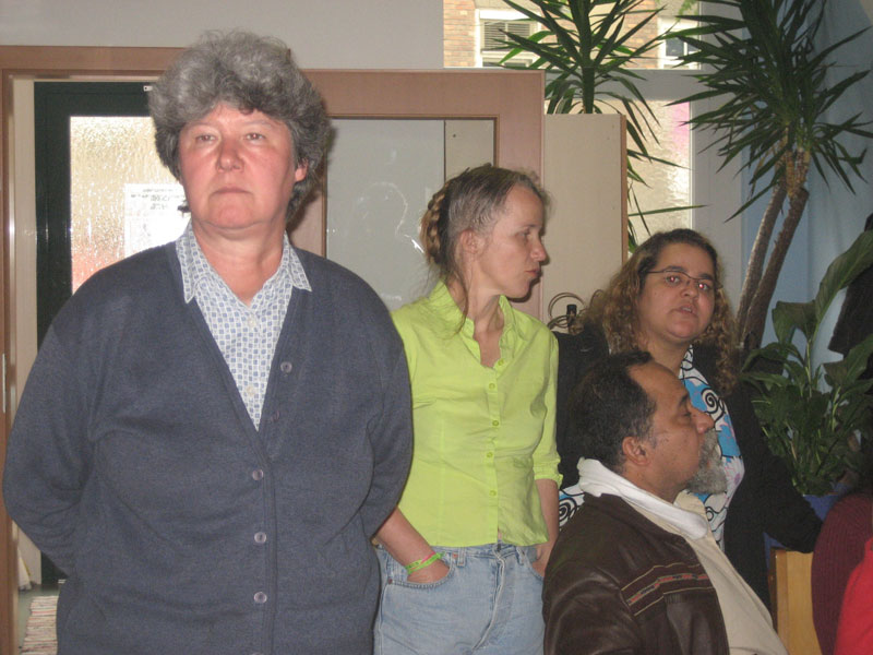Angela Klein und Christine Hochsteiner dolmetschen die interkontinentale Begegnung
